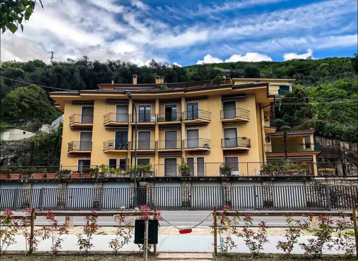 Appartamento Moderno Con Ampia Terrazza Castelletto Di Brenzone Exterior foto